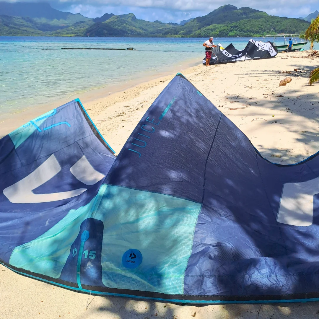 Préparez vous à l'abri d'un cocotier Préparation du matériel de kitesurf Raiatea