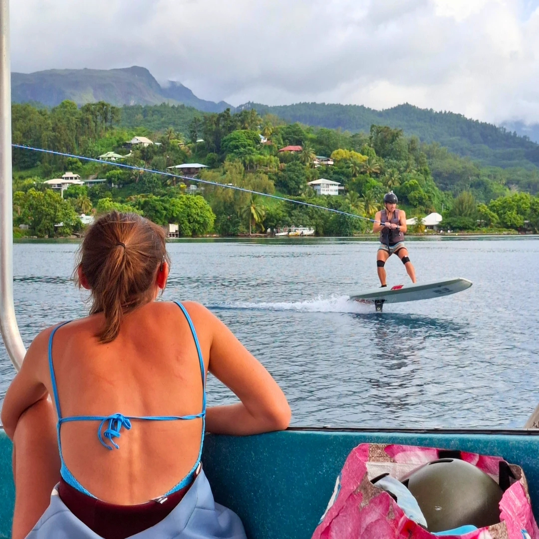 En attendant son tour on observe le foil Foil tracté en groupe